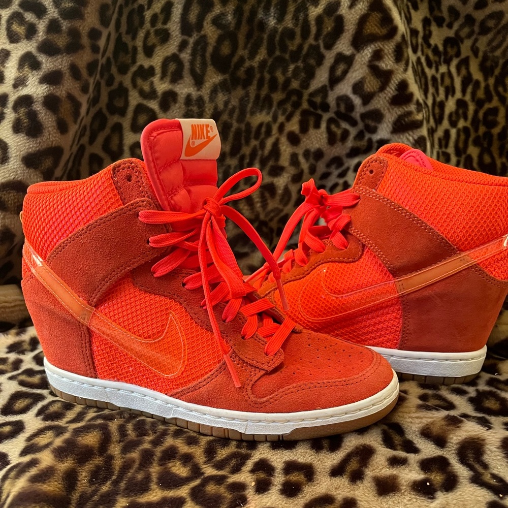 NIKE DUNK SKY HIGH WEDGE
6
TOTAL CRIMSON/BRIGHT MANGO/SAIL

RELEASE DATE: 2012